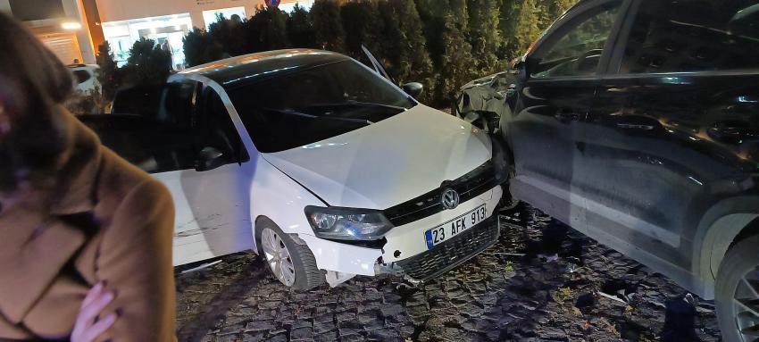 150 Kilometre Hızla Valilik Bahçesine Daldı: 4 Yaralı, 5 Araçta Maddi Hasar