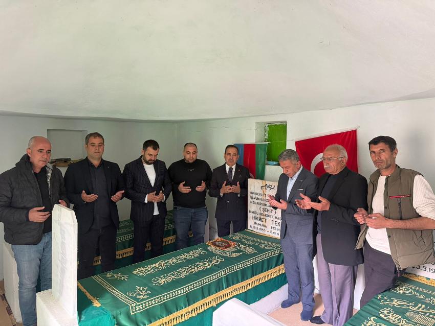 İlk Ziyaret Şehit Hikmet Tekin’in Kabrine 