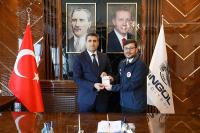 Arıkan'dan Diyanet Vakfı'na Kurban Bağışı