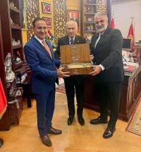 MHP Lideri Bahçeli’ye Bingöl Balı Takdim Edildi