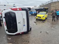 Taksi ile Hafif Ticari Araç Çarpıştı: 5 Yaralı