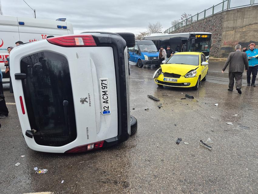 Taksi ile Hafif Ticari Araç Çarpıştı: 5 Yaralı